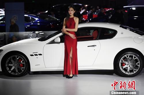 11月9日，2017第14屆中國(guó)西南（昆明）國(guó)際汽車(chē)博覽會(huì)在昆明滇池國(guó)際會(huì)展中心開(kāi)展，市民欣賞了一場(chǎng)汽車(chē)盛宴。會(huì)展現(xiàn)場(chǎng)還展出了新能源汽車(chē)及機(jī)車(chē)。<a target='_blank' href='http://www.chinanews.com/'>中新社</a>記者李進(jìn)紅攝