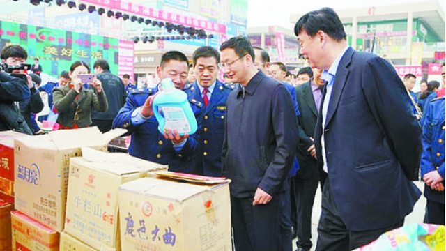 項(xiàng)城市消協(xié)、市工商局舉行國(guó)際消費(fèi)者權(quán)益日宣傳活動(dòng)