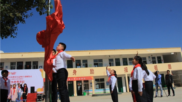 周口留守兒童的國慶節(jié)：敬隊禮、升國旗
