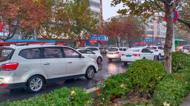 雨中道路擁堵，市民可繞行！