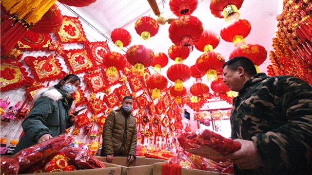 新年到！紅燈籠對(duì)聯(lián)市場(chǎng)俏