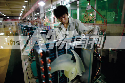 2010年5月10日，珠海格力電器工廠里，工人正在流水線上生產家用空調（方迎忠）