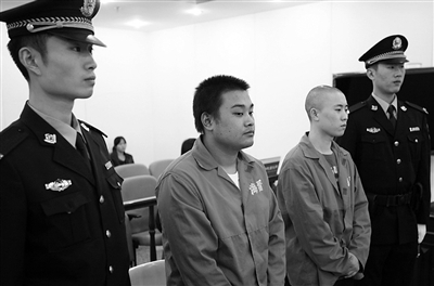 吳澤西（光頭者）與雷雨聲在庭上受審。通訊員 李森 攝