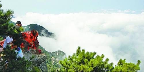  廬山云霧變幻莫測，常常轉(zhuǎn)瞬間便換了模樣。